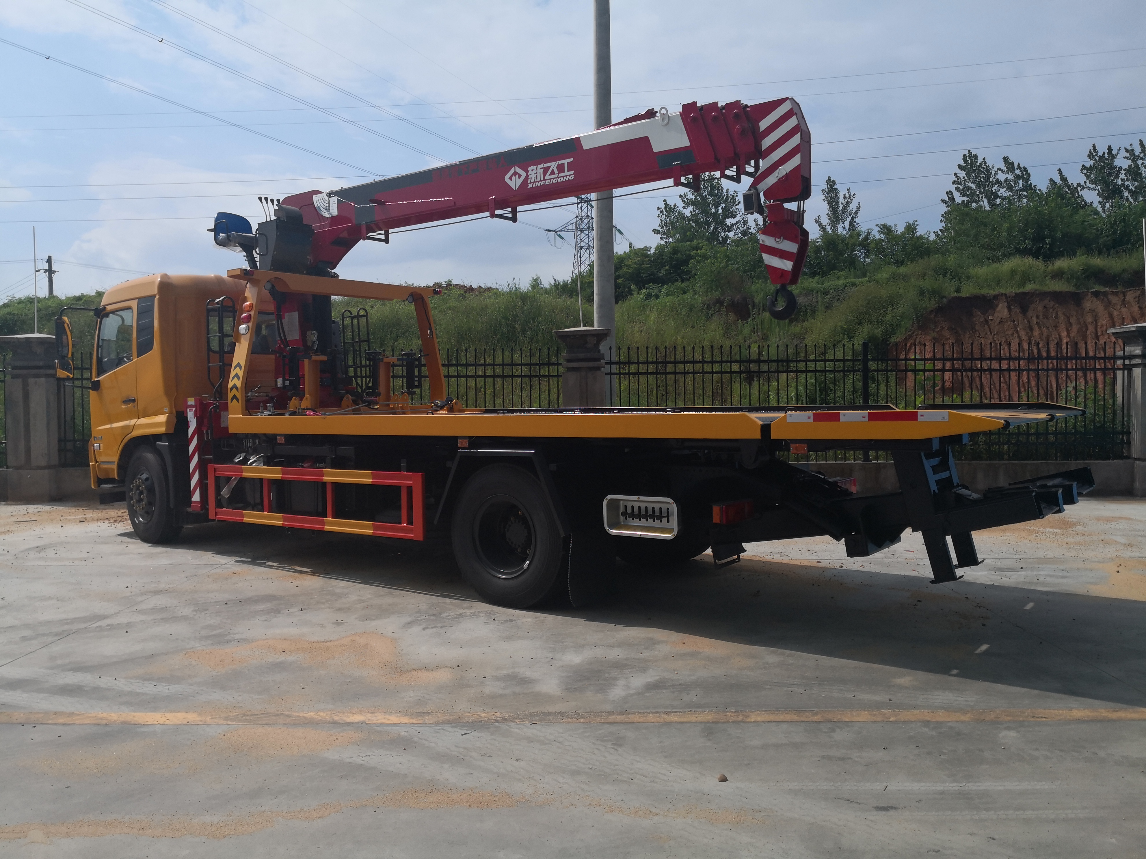 Wrecker Crane Tow Truck One-to-two Road Recovery Multipurpose Platform Car Carrier Dongfeng