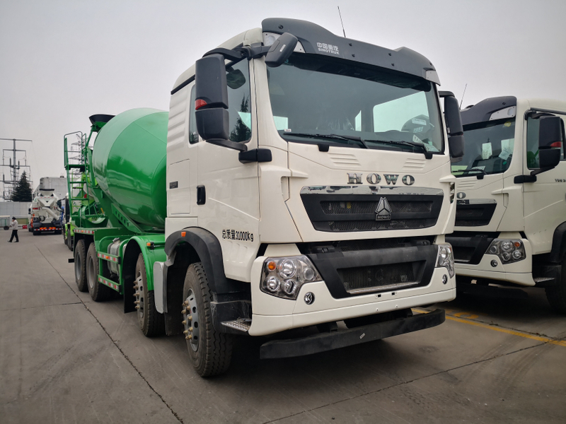 Customized New Sinotruck Howo 8x4 Concrete Mixer Truck Cement Mixing Truck
