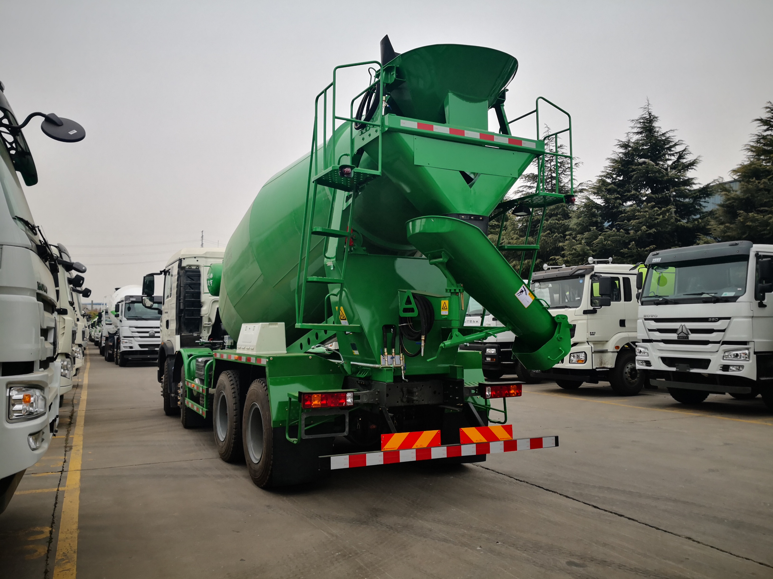 Customized New Sinotruck Howo 8x4 Concrete Mixer Truck Cement Mixing Truck